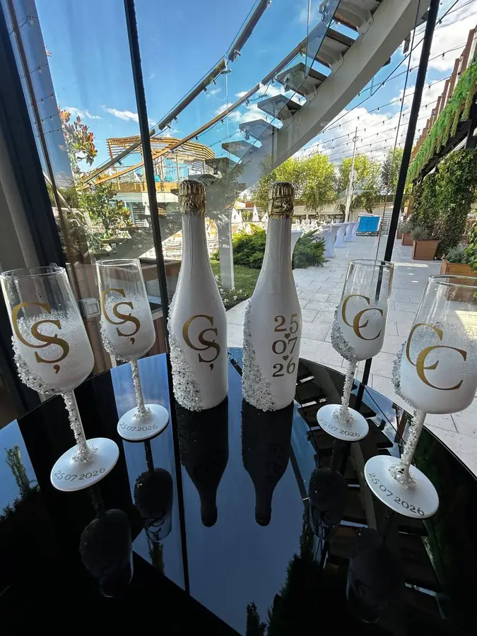 Pahare și sticle de șampanie personalizate cu monogramă aurie și data nunții, cu picioarele decorate cu cristale
