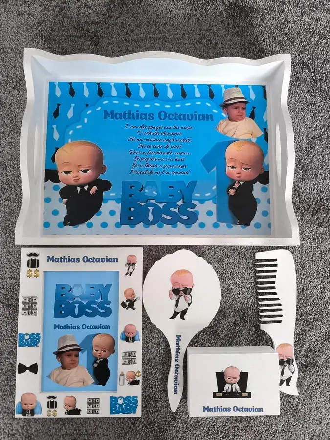 Set de moț pe tema Baby Boss, cu tavă, ramă foto, oglindă și pieptene, purtând numele și poza copilului