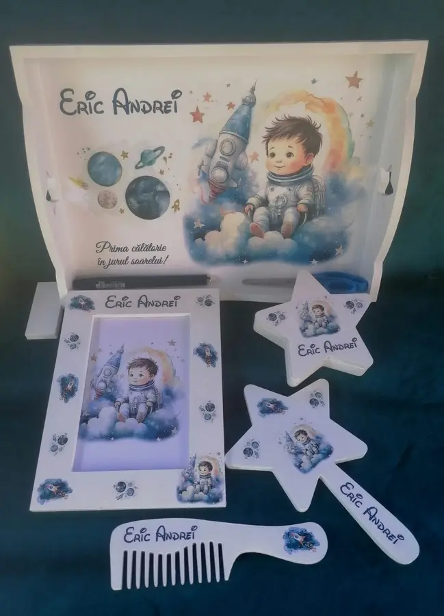 Set personalizat pe tema spațiului pentru Eric Andrei, cu cutie de amintiri, ramă foto, oglindă și pieptene în formă de stea