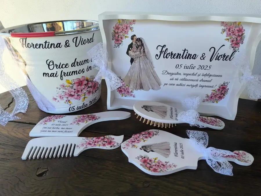 Set de nuntă cu tavă, frapieră, pieptene, oglindă și perie, decorate cu flori de cireș, numele Florentina și Viorel și panglică din dantelă